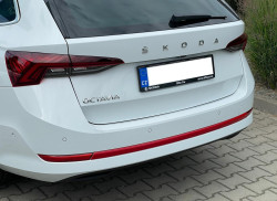 ŠKODA OCTAVIA IV COMBI-DEKORATIVNÍ LIŠTA zadního NÁRAZNÍKU - červená