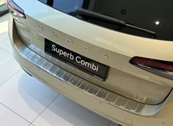 Škoda Superb IV Combi-Kryt zadního nárazníku nerez OMTEC - matný stříbrný