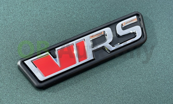 ŠKODA OCTAVIA IV-PŘEDNÍ KOMPLETNÍ LOGO RS (s upevňovací deskou) original