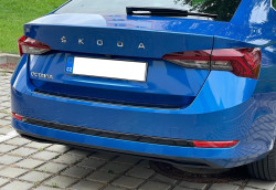 Škoda Octavia IV sedan-Dekorativní lišta zadního nárazníku - černá